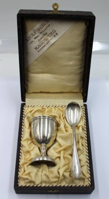 Auktion 364<br>Taufgeschenk, Eierbecher und Löffel, 800er Silber, Gravur 