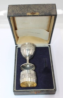 Auktion 364<br>Taufgeschenk, älter, Serviettenring und Eierbecher, versilbert, Löffel fehlt, ca. H-6,8cm [1]