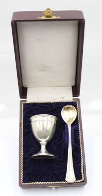 Auktion 364<br>Taufgeschenk, Eierbecher und Löffel, in Kasten, Alpacca, ca. H-6,2cm [1]