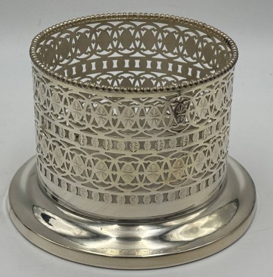 Auktion 364<br>gr. Flaschenhalter, versilbert, H-9 cm, D-13,5 cm [1]