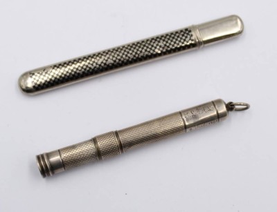 Auktion 364<br>Stifthalter o.ä. Silber, datiert 1891 sowie Utensilo, Metall, ca. L-8,5cm [1]