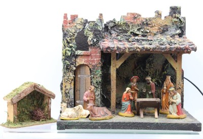 Auktion 364<br>beleuchtbare Weihnachtsgrippe, älter, Massefiguren meist beschädigt, H-31cm B-35cm [1]