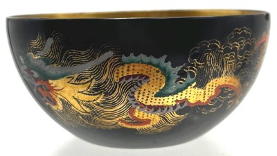 Auktion 364<br>China Lack-Reisschale mit Drachen und Koi Dekor, Rand mit Druckstelle, H-5,5 cm, D-11 cm [1]