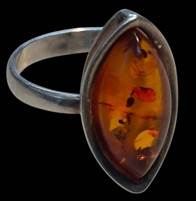 Auktion 364<br>Silberring mit Bernstein, Schiffchenform, wohl Russland?, RG 59, 4,3 gr [1]