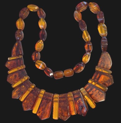 Auktion 364<br>Bernstein Collier, verlaufend, L-45 cm, 20,2 gr. [1]