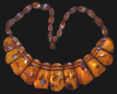 Auktion 364<br>Bernstein Collier, verlaufend, L-ca. 45 cm, 32,4 gr [1]