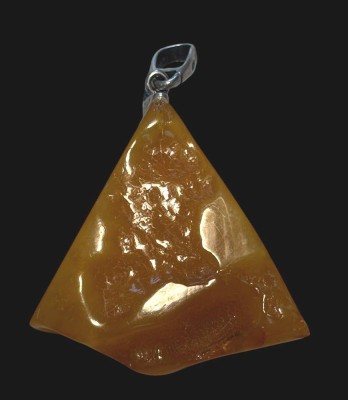 Auktion 364<br>dreieckiger gelber Bernstein-Anhänger, Silbermontur -925-, B-3 cm, 5,5 gr. [1]