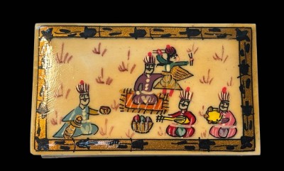 Auktion 364<br>kl. Pillendose, Knochen, mit bemalten Deckel, wohl Indien, H-2,5 cm, 6x3,5 cm [1]