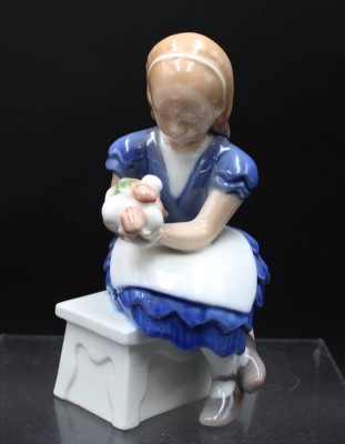 Auktion 364<br>Blumen der Ida, Bing & Gröndahl, Modellnr. 2298, polychr. Bemalung in Unterglasur, H-14,5cm [1]