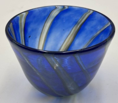Auktion 364<br>Kunstglas-Schale, unleserl. signiert, H-7,5 cm, D-10 cm [1]