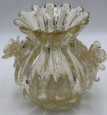 Auktion 364<br>gr. Vase, Murano, Barovier&Toso, seitlich Rosenblüten, Goldflitter,  H-20 cm, B-24 cm, minim. Abplatzer bei einer Blüte, [1]