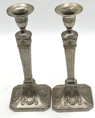 Auktion 364<br>Paar hohe Leuchter, Empire Stil, Metall versilbert, H21 cm [1]