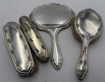 Auktion 364<br>4 tg. Toilettenset Silber-800-, Handspiegel und drei Bürsten, alles guter Zustand, Gesamt 685 gramm, L-Spiegel, 25 cm [1]