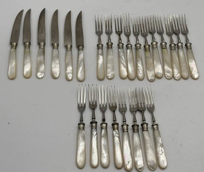 Auktion 364<br>25 Teile Obstbesteck mit Perlmutt-Griffen, L-16 cm [1]