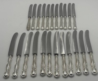 Auktion 364<br>12x grosse, 11 kleine Messer mit Silbergriffen (1x nicht passendes Dekor), 1,58 kg, Wilkens, L-22 und 26 cm [1]