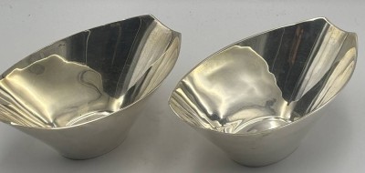 Auktion 364<br>2x schwere Jardinieren, plated,  H-10 cm, 21x13 cm [1]