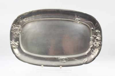 Auktion 364<br>ovales Jugendstil-Tablett, Reliefdekor der Zeit, Modell-Nr. 688, 1x Restauration, ca. 39,5 x 25cm [1]