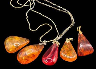 Auktion 364<br>5x div. Bernstein-Anhänger, 2x an Ketten [1]