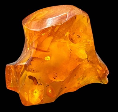 Auktion 364<br>gr. Stück Bernstein, ca. 6x5 cm, ca. 54 gr [1]