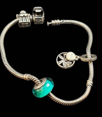 Auktion 364<br>Pandora Armband mitr 2 orig. Charms, alles Silber-925-, anbei 7 Charms von anderen Herstellern, wohl alle kein Silber [1]