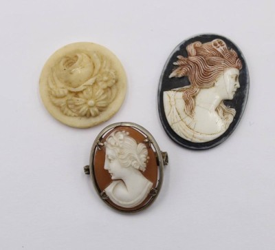 Auktion 364<br>2x div. Gemmen sowie eine kl. Beinschnitzerei, älter, Größte ca. 3 x 2,3cm [1]
