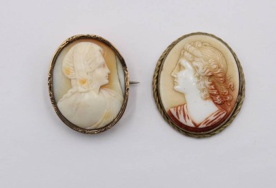 Auktion 364<br>2x div. Gemmen, älter, 1x Nadel fehlt, ca. 3,5 x 3cm [1]