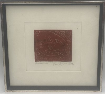 Auktion 364<br>Linolschnitt oder Holzschnitt, der ein stilisiertes Vogel- und Fischmotiv darstellt  „Mosaico del pajaro y del pez“ (Mosaik des Vogels und des Fisches)., sign. Gfer, 1974, ger/Glas, 30x32 cm [1]