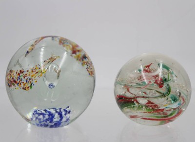 Auktion 364<br>2x div. Paperweights mit farbigen Einschmelzungen, ca. H-8 u. 7cm [1]
