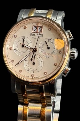 Auktion 365<br>Bruno Söhnle Glashütte Armida  Damenchronograph, Quarzwerk in BS-Ausführung (Basiswerk Ronda 5040.B), Gehäuse Edelstahl, Lünette IP gold, Ø 36 mm, Höhe 12,0 mm, 10 bar, Saphirglas innen entspiegelt, Metallband Edelstahl bicolor IP gold, Faltschließe, 12 Brillanten (WSi-0,6 ct), gut erhalten und läuft [1]