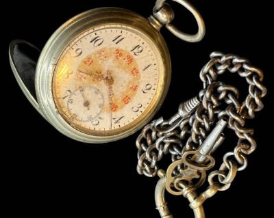 Auktion 365<br>mechan. HTU, Schlüsselaufzug, mit Uhrenkette, 2 Schlüssel, Werk läuft, D-4,5 cm, Ziffernblatt berieben [1]