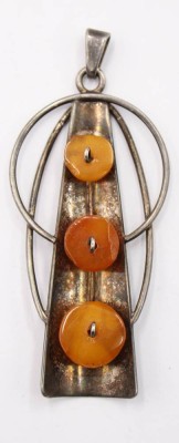 Auktion 365<br>835er Bernsteinbrosche, 85er Silber mit Bernsteinbesatz, 6,8gr., ca. L-6cm [1]