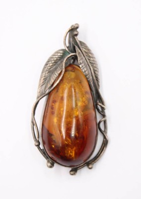 Auktion 365<br>gr. Brosche/Anhänger, Bernstein in floral gearbeiteter Silberfassung, zus. 18,2gr., L-6,3cm [1]
