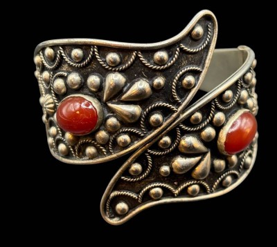 Auktion 365<br>massives silberfarbenes Armband mit Klappscharnier, 2 braune Cabouchons, 45,5 cm [1]