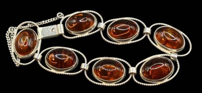 Auktion 365<br>Silberarmband mit Bernsteinen, 3 div. undeutliche Punzen (Minerva-Kopf?), ca. 19 cm, Sicherheitskette, 17,7 gr [1]