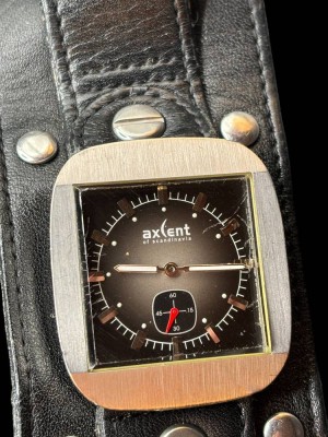Auktion 365<br>Axcent of Scandinavia-X1000 Rocker c DESIGN BY Daniel Jakobsson Quartz watch stainless Steel , made in Japan. breites Lederarmband, Werk läuft, guter Zustand, ca. 3,8x4 cm [1]