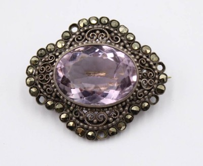 Auktion 365<br>Silber-Brosche um 1920, Amethyst und Markasitenbesatz (einge fehlen), ca. 9,6gr., ca. 3 x 3cm [1]
