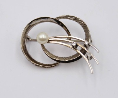 Auktion 365<br>585er WG-Brosche, Perle und 3 kl. Brillanten, 4,1gr., ca. 3,4 x 3cm [1]