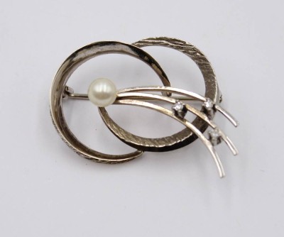 Auktion 367<br>585er WG-Brosche, Perle und 3 kl. Brillanten, 4,1gr., ca. 3,4 x 3cm [1]