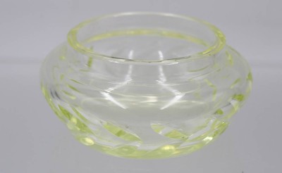 Auktion 365<br>Schale, Uranglas, älter, H-6cm D-13cm [1]