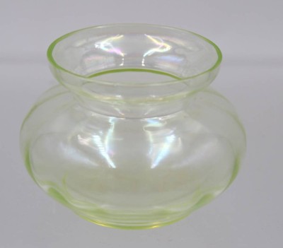 Auktion 365<br>kl. Väschen, Uranglas, älter, ca. H-5,8cm [1]