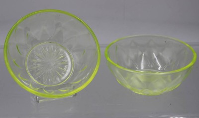 Auktion 365<br>2x Schalen, Uranglas, älter, je ca. H-4,5cm D-11cm [1]