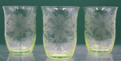 Auktion 365<br>3x Gläser, Uranglas, älter, floral beschliffen, ca. H-9,8cm [1]