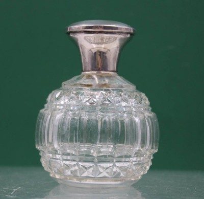 Auktion 365<br>Flacon mit Silbermontur und Deckel, England um 1927, div. Punzierungen, ca. H-10cm [1]