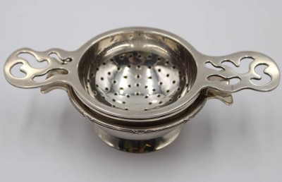 Auktion 365<br>Teesieb und kl. Abtropfschale, Sterling, England, zus. ca. 88,4gr. [1]