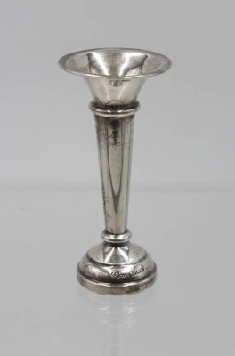 Auktion 365<br>kl. Vase, Sterling, Birmingham, J.C.Ltd, ca. H-10cm, gefüllter Stand, Gesamt 39,9gr. [1]