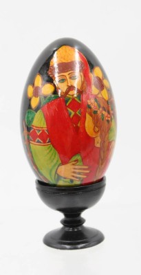 Auktion 365<br>wohl handbemaltes ukrainisches Osterei, bekannt als Pysanka, auf Stand,  2 kl. Abriebstellen, ca. H-13cm [1]