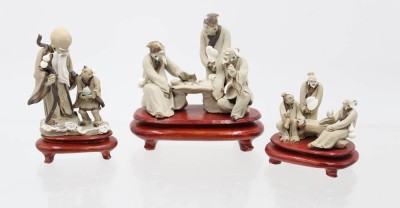 Auktion 365<br>3x kl. Figurengruppen, sogen. Mudmen, China, neuzeitl. , je auf Holz, ca. H-6cm bis 9cm [1]
