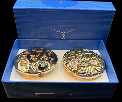 Auktion 365<br>Pierre Lang, 2x Tuchclip, vergoldet, 1x mit klaren Steinen, neuwertig in OVP,  D-ca. 4,2cm [1]