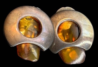 Auktion 365<br>Paar massive Ohrclips Silber-925- mit Bernstein-Blättchen, zus. ca. 14 gr., B-2,2 cm [1]