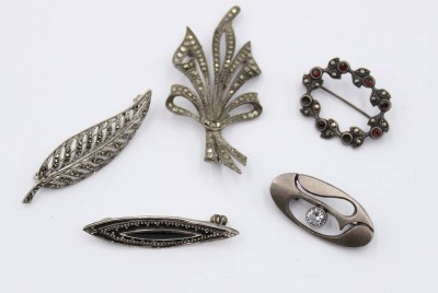 Auktion 365<br>5 div. Silberbroschen mit Stein und Markasiten besatz , einige fehlen . [1]